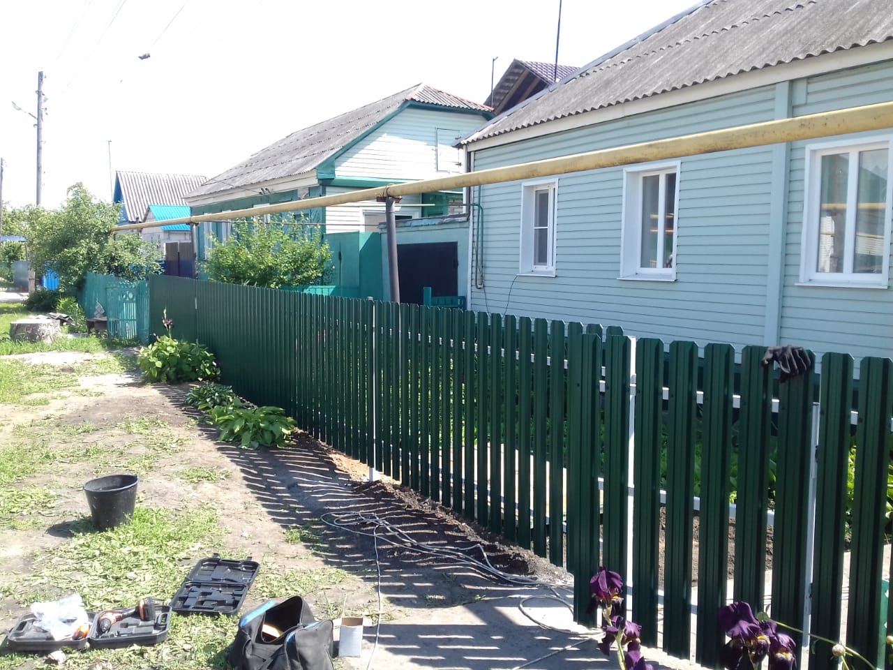 Комбинированный забор 25м штакетник и профлист, ворота, калитка фото в Тобольске