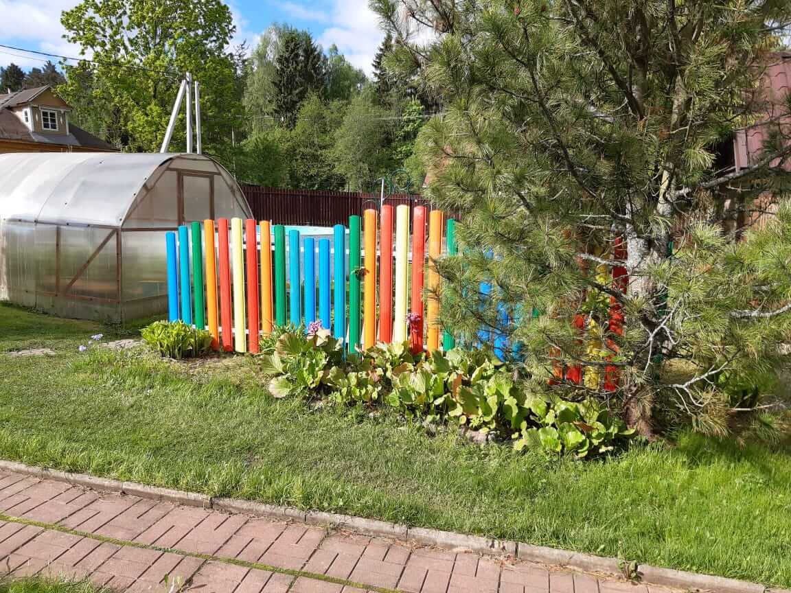 забор из разноцветного штакетника односторонний фото1 в Тобольске