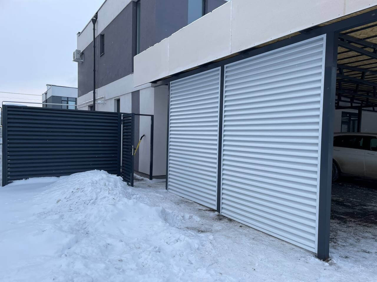 Парковочное место из ламелей Еврожалюзи RAL9003/9003 Белый двусторонний фото 1 в Тобольске