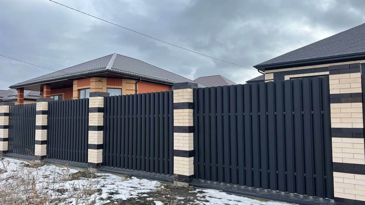 Забор из металлического штакетника RAL9005 Черный МАТТЕ в Тобольске