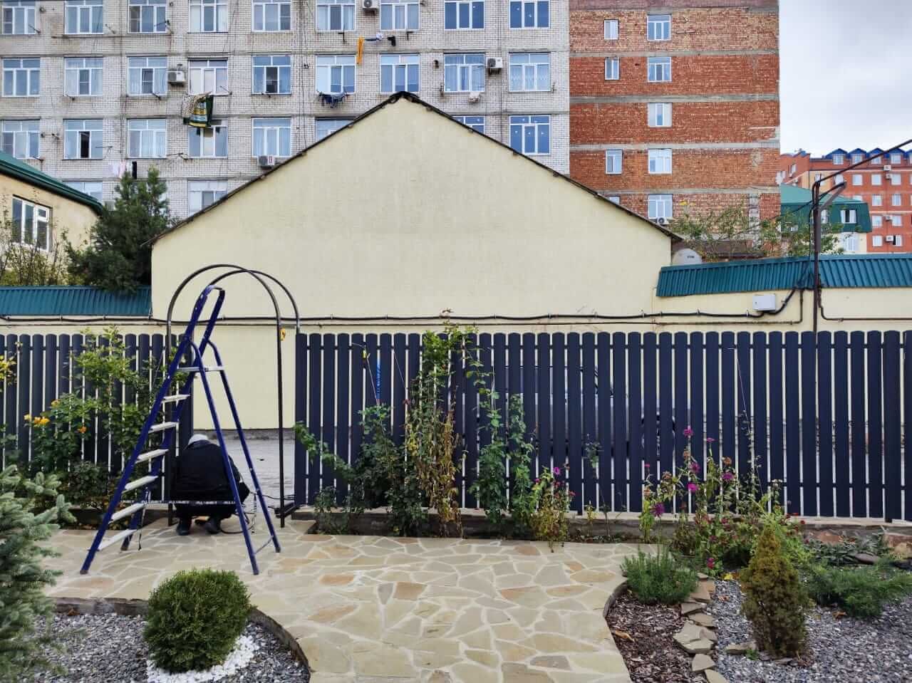 Забор из металлоштакетника RAL7024/7024 Серый Графит двусторонний матовый фото 4 в Тобольске