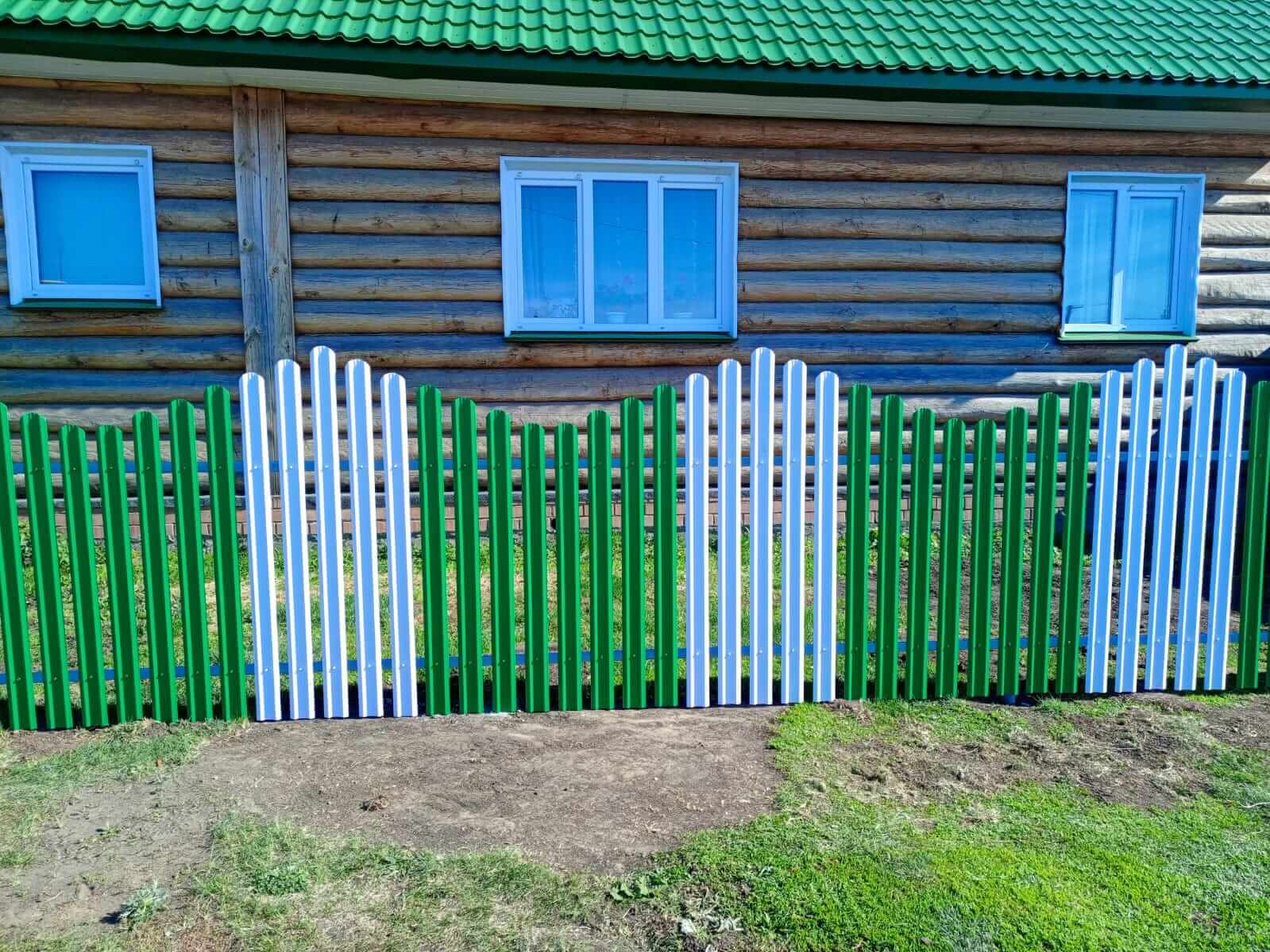 Забор из штакетника 18м в двух цветах RAL9003 Белый + RAL6029 Зеленая Мята в Тобольске