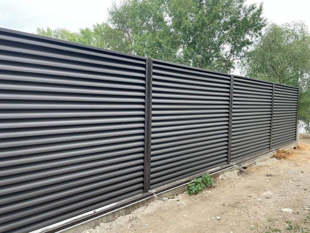 Забор-жалюзи с ламелями еврожалюзи 29м RAL8019/8019 Темный Шоколад МАТТЕ двухсторонний фото 2 в Тобольске