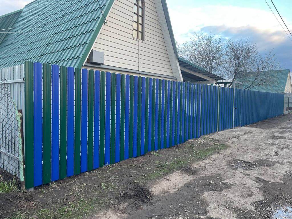 Забор из штакетника двух цветов 16м RAL6005 Зеленый Мох + RAL5002 Синий Ультрамарин фото 2 в Тобольске