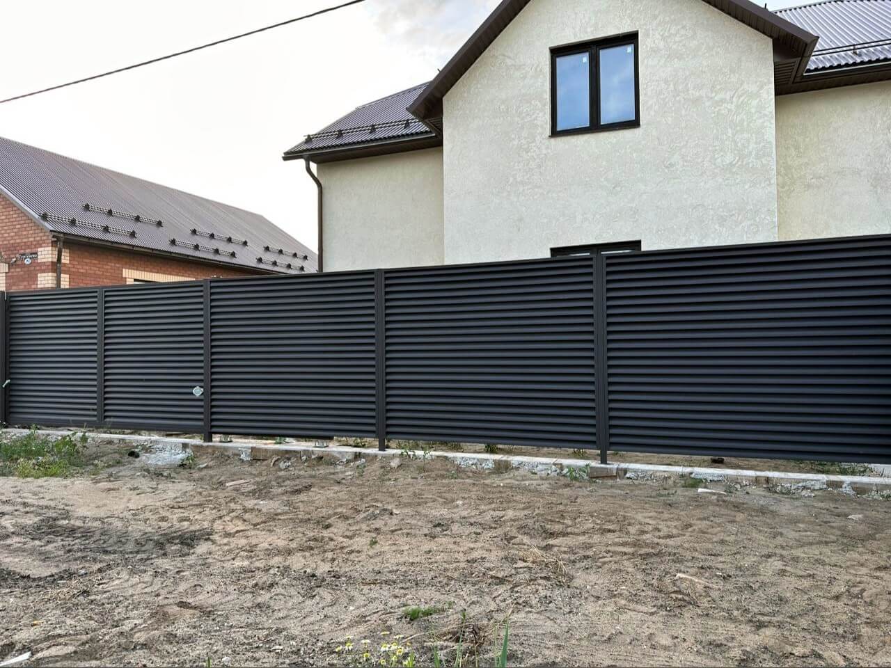 Забор с ламелями еврожалюзи 18м RAL8019/8019 Темный Шоколад МАТТЕ двусторонний фото 1 в Тобольске