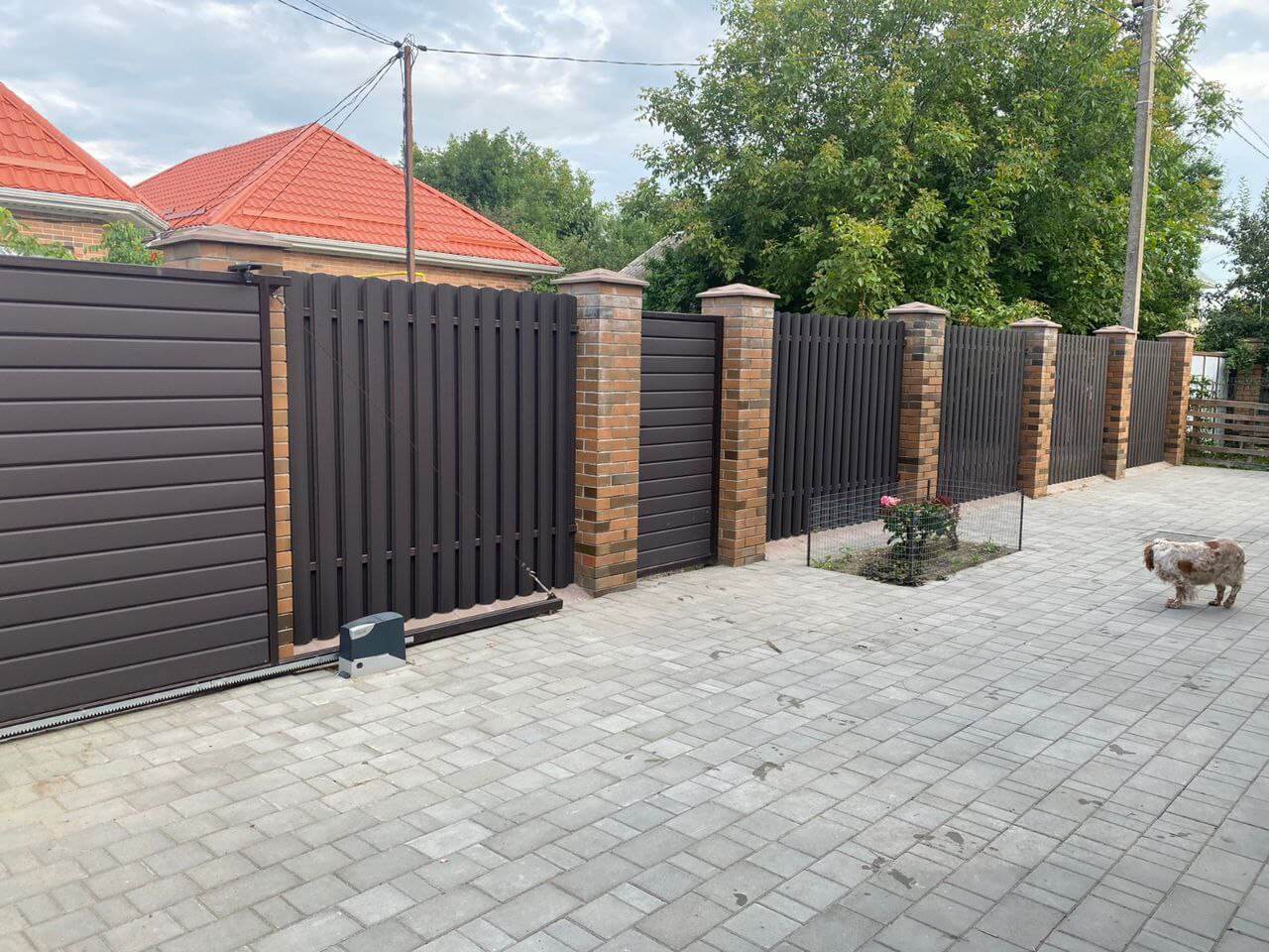 Забор из штакетника полукруглого 22м RAL8019 Темный Шоколад МАТТЕ фото 2 в Тобольске