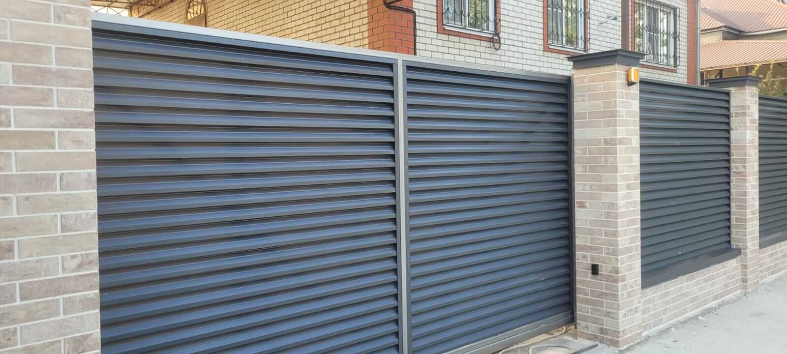 Забор-жалюзи с ламелями ЭКО-Z US усиленные 20м RAL7024/7024 Серый Графит двусторонний МАТТЕ фото 9 в Тобольске
