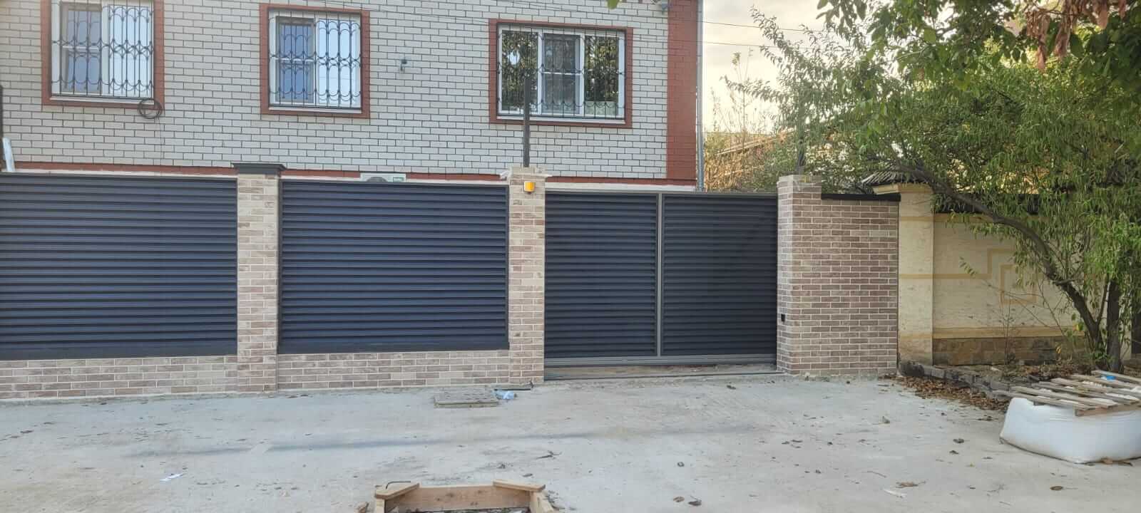 Забор-жалюзи с ламелями ЭКО-Z US усиленные 20м RAL7024/7024 Серый Графит двусторонний МАТТЕ фото 2 в Тобольске