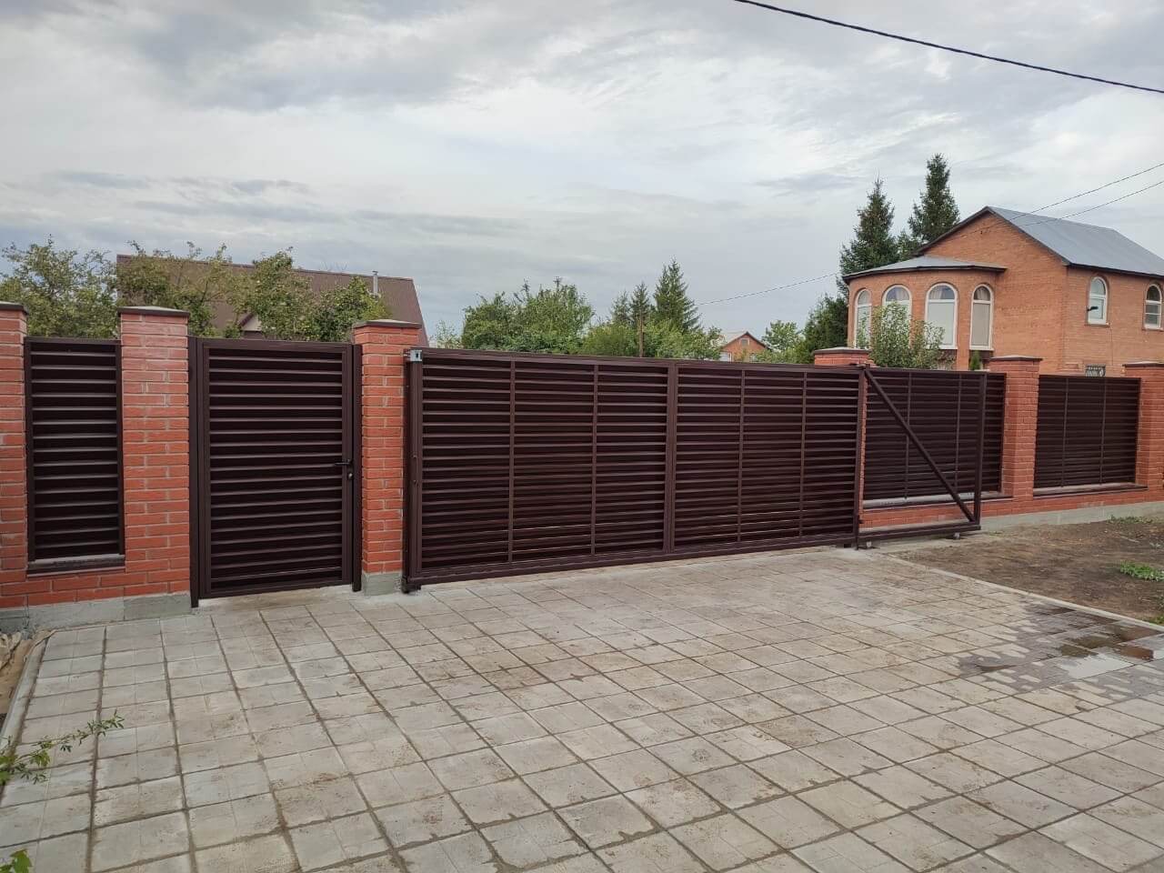 Забор из ламелей Еврожалюзи 28м RAL8017/8017 Шоколад двусторонний в Тобольске