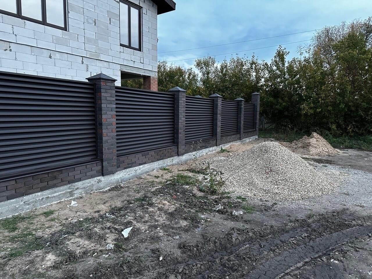 Забор из ламелей Еврожалюзи 38м RAL8019/8019 Темный Шоколад двусторонний MATTE фото 4 в Тобольске