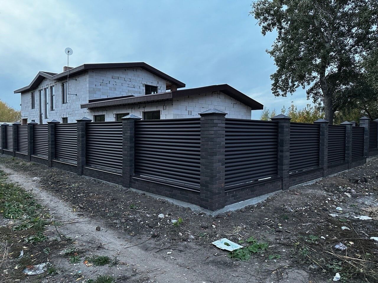 Забор из ламелей Еврожалюзи 38м RAL8019/8019 Темный Шоколад двусторонний MATTE фото 2 в Тобольске
