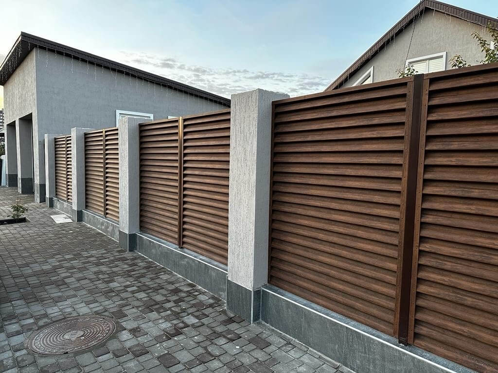 Забор-жалюзи из ламелей Еврожалюзи 23м Каштан Printech фото 2 в Тобольске