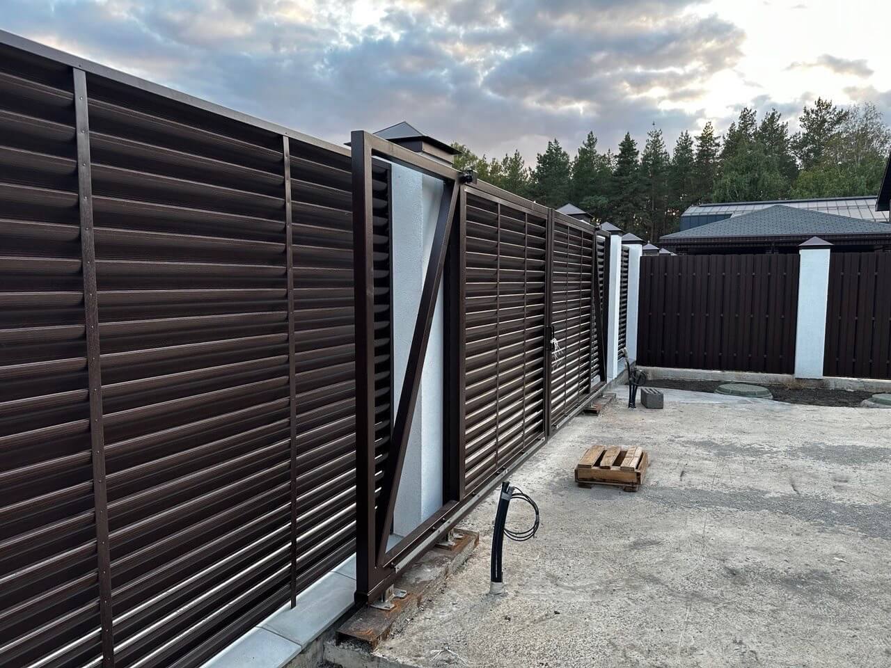 Забор-жалюзи с ламелями еврожалюзи 30м Дуб Мореный Printech фото 2 в Тобольске