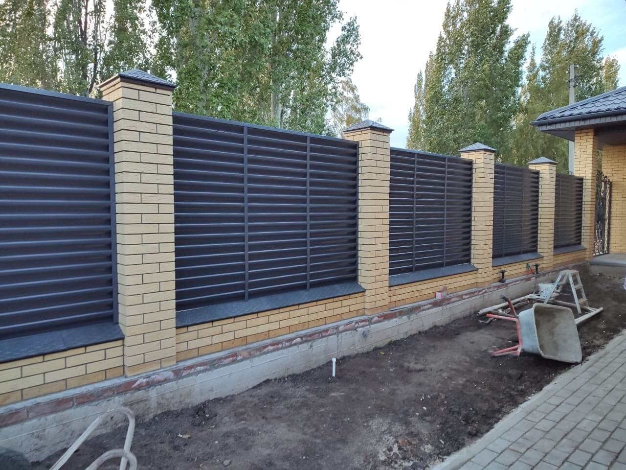 Забор-жалюзи с ламелями Еврожалюзи 16м RAL7024/7024 Серый Графит двусторонний фото 3 в Тобольске