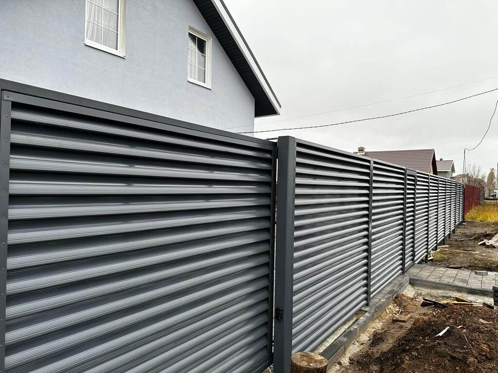 Забор-жалюзи из ламелей Еврожалюзи 28м RAL7024/7024 Серый Графит двусторонний фото 4 в Тобольске