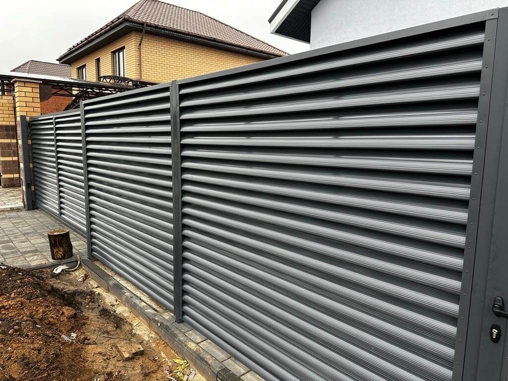 Забор-жалюзи из ламелей Еврожалюзи 28м RAL7024/7024 Серый Графит двусторонний фото 2 в Тобольске