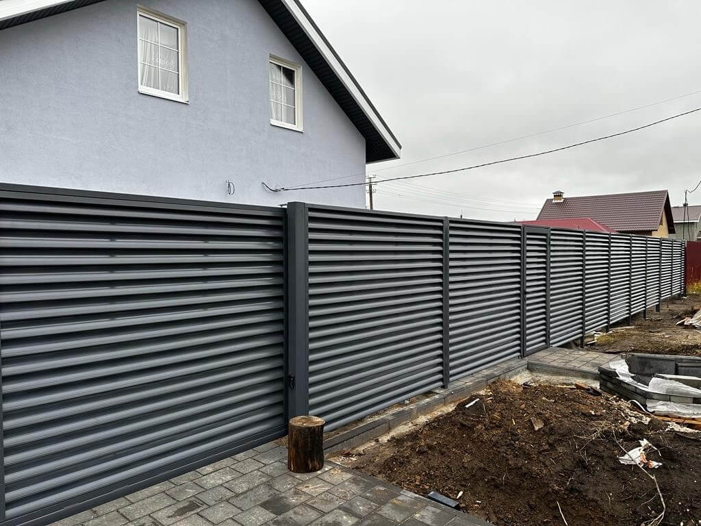 Забор-жалюзи из ламелей Еврожалюзи 28м RAL7024/7024 Серый Графит двусторонний в Тобольске