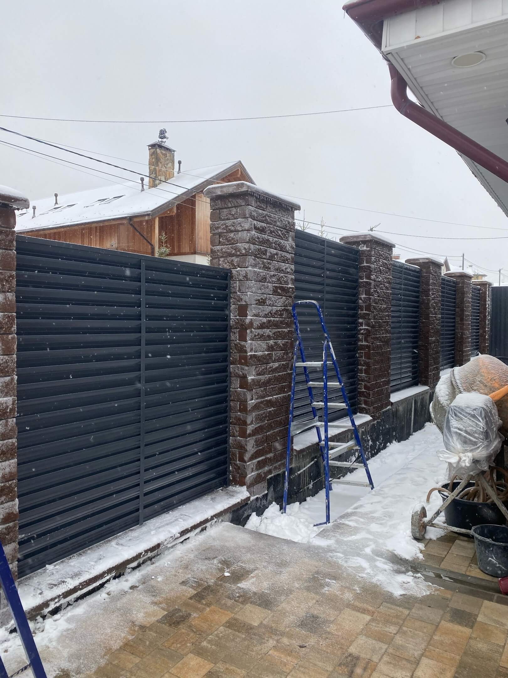 Забор-жалюзи из ламелей ЭКО-Z 44м RAL7024/7024 Серый Графит двусторонний фото 3 в Тобольске