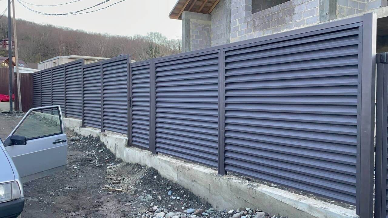 Забор-жалюзи из ламелей ЭКО-Z 54м RAL8019/8019 Темный Шоколад двусторонний в Тобольске