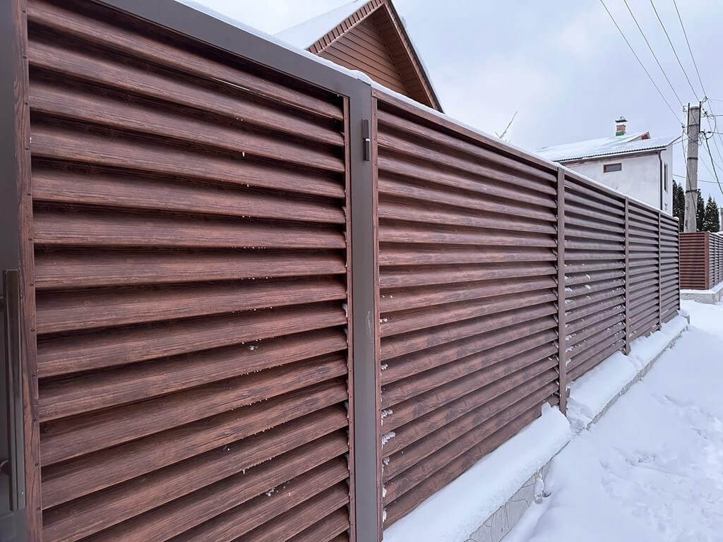 Забор-жалюзи из ламелей еврожалюзи 43м Каштан Printech фото 3 в Тобольске