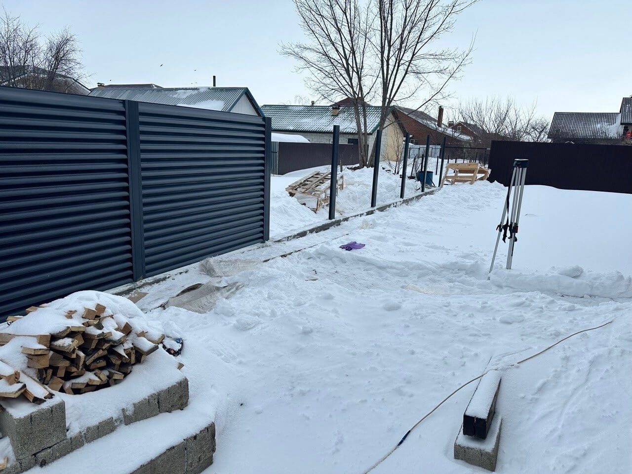 Забор-жалюзи из ламелей Еврожалюзи 32м RAL7024/7024 Серый Графит двусторонний фото 3 в Тобольске