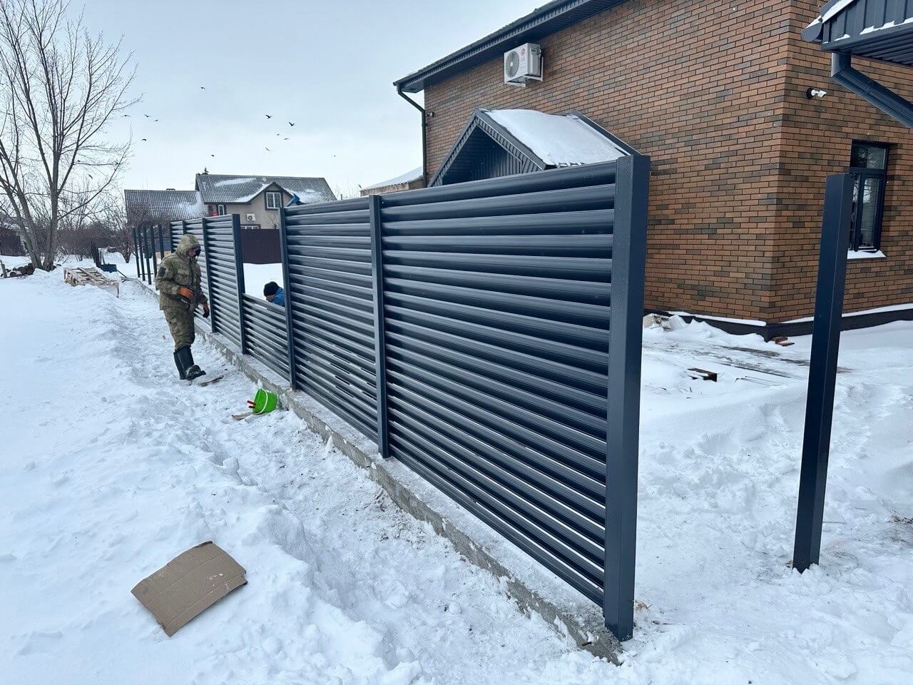 Забор-жалюзи из ламелей Еврожалюзи 32м RAL7024/7024 Серый Графит двусторонний фото 2 в Тобольске