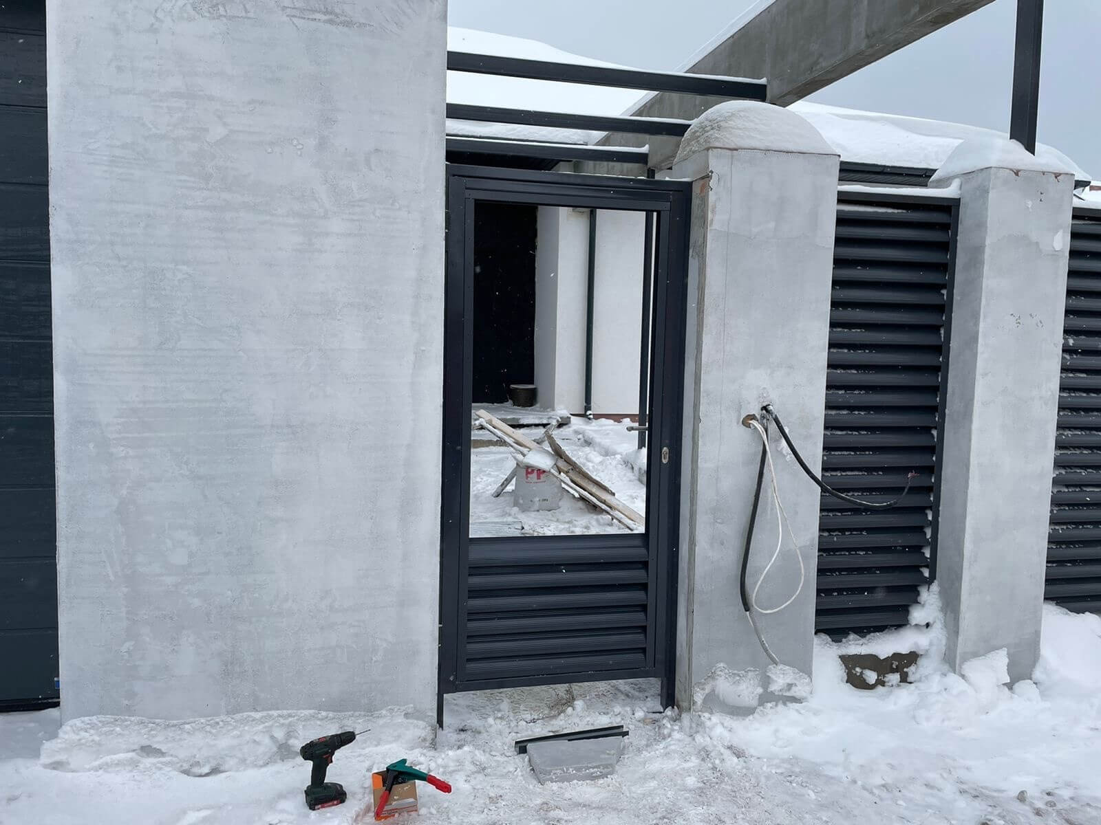 Забор из ламелей еврожалюзи 28м RAL7024/7024 Серый Графит двусторонний фото 2 в Тобольске