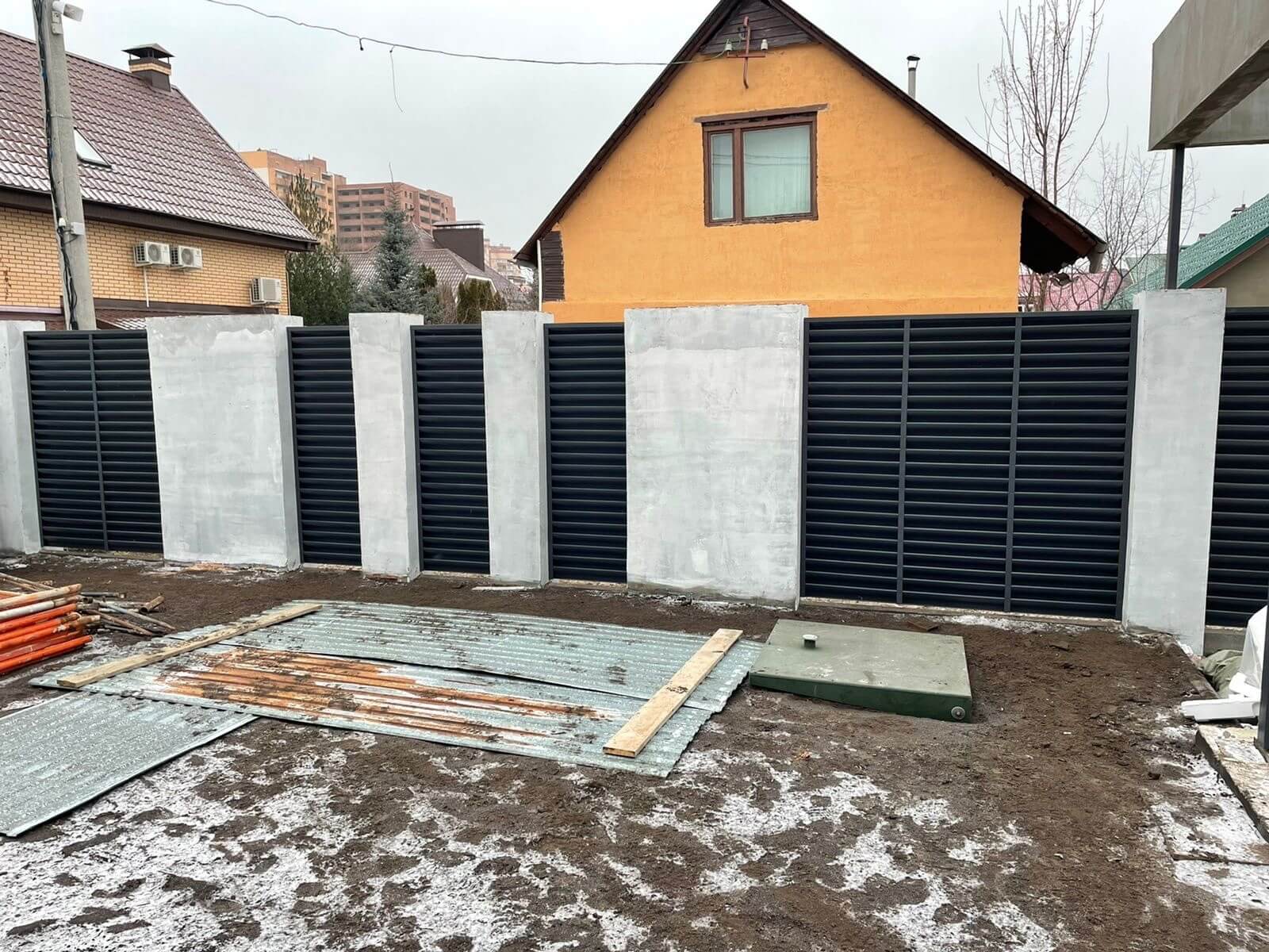 Забор из ламелей еврожалюзи 28м RAL7024/7024 Серый Графит двусторонний в Тобольске