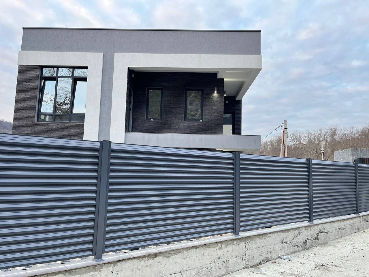 Забор-жалюзи из ламелей ЭКО-Z усиленных RAL7024/7024 Серый Графит двусторонний в Тобольске