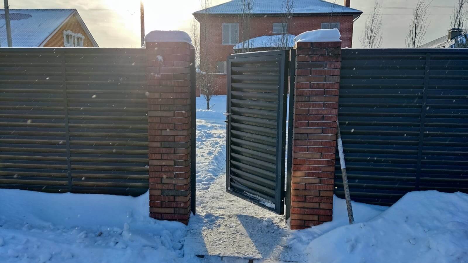 Забор-жалюзи с ламелями еврожалюзи 34м RAL7024/7024 Серый Графит двусторонний фото 3 в Тобольске
