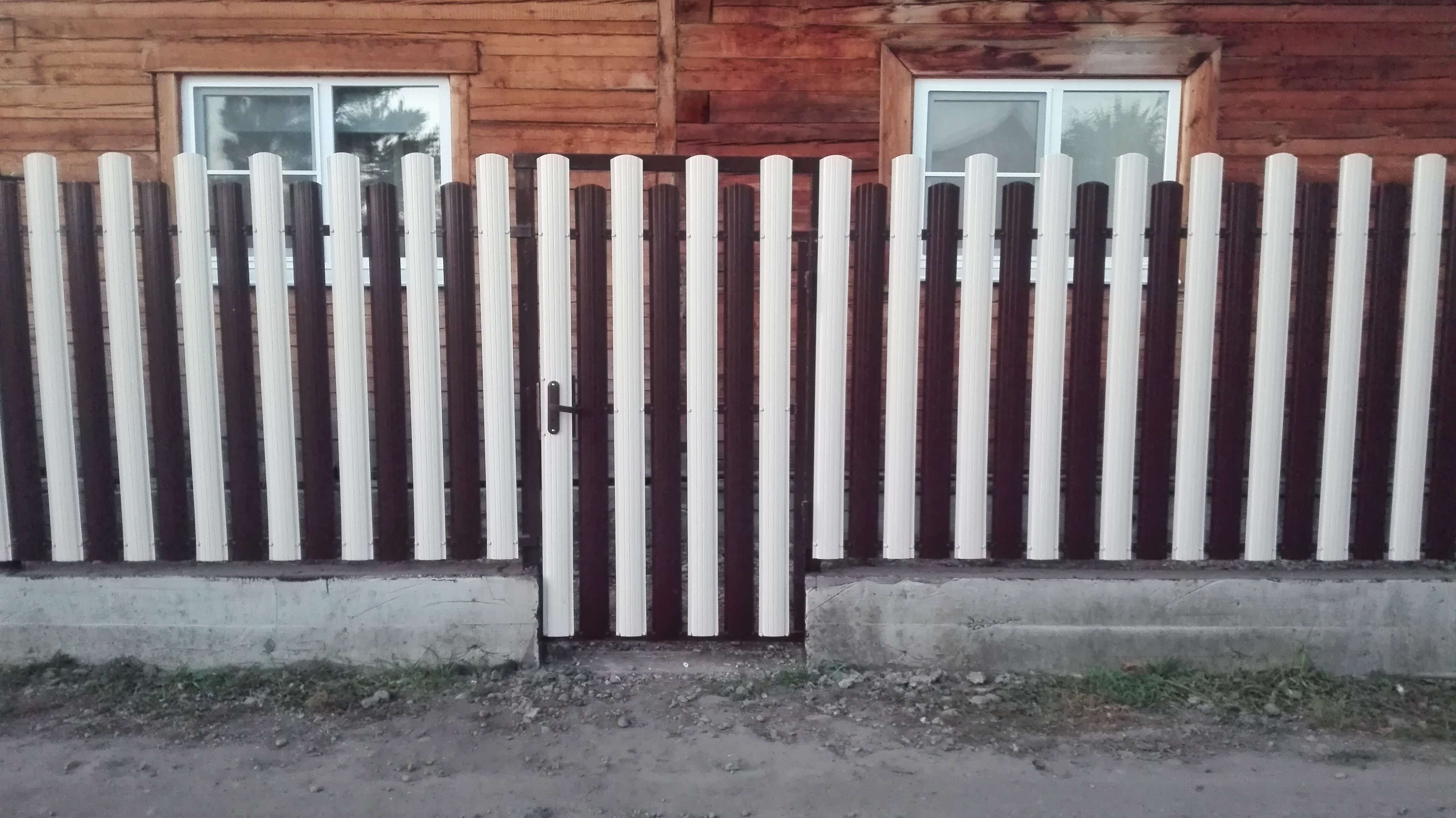 Двухцветный забор из евроштакетника 14м RAL8017 Шоколад + RAL9003 Белый в Тобольске
