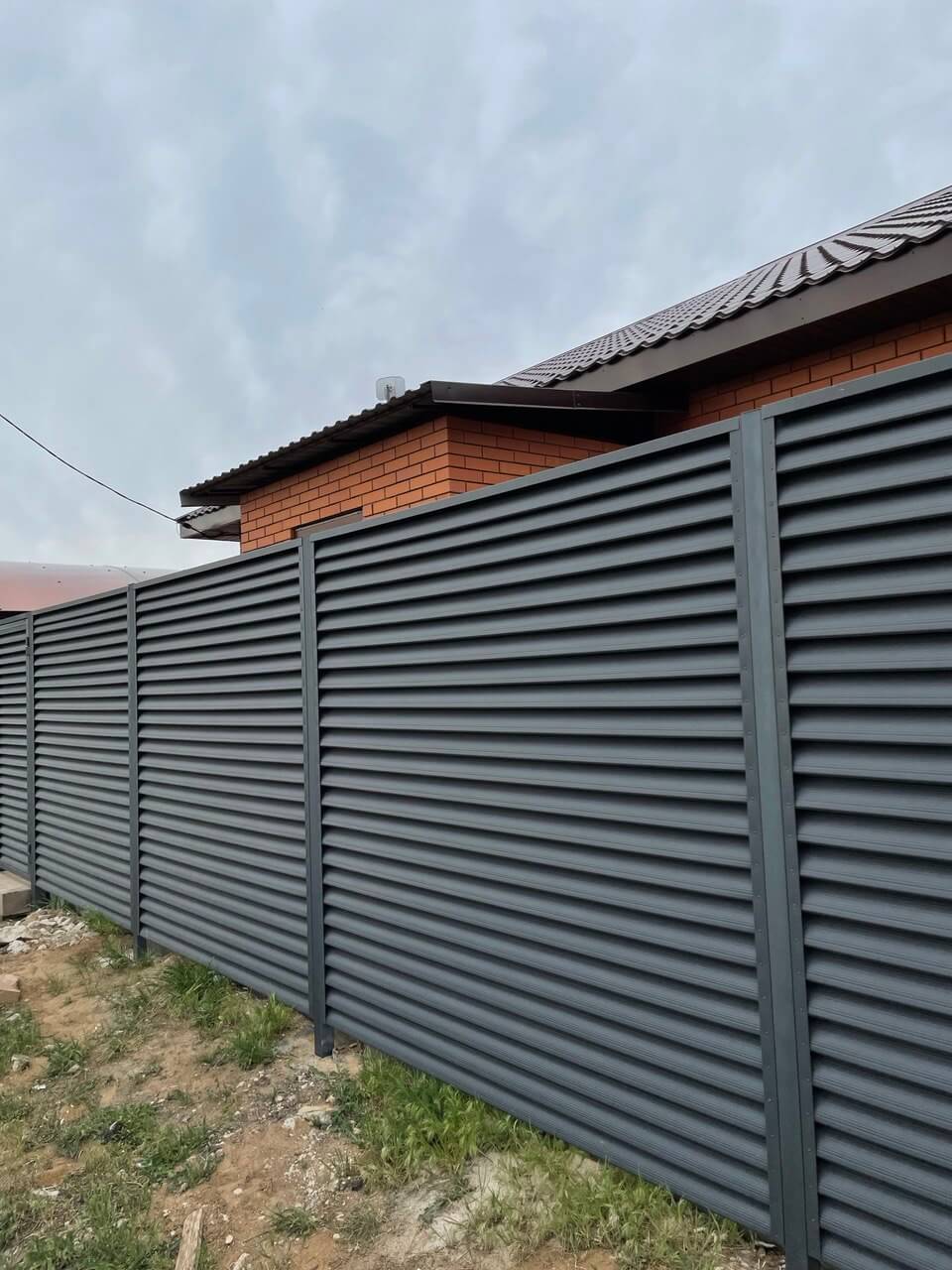 Забор из ламелей еврожалюзи 24м RAL7024 Серый Графит МАТТЕ в Тобольске