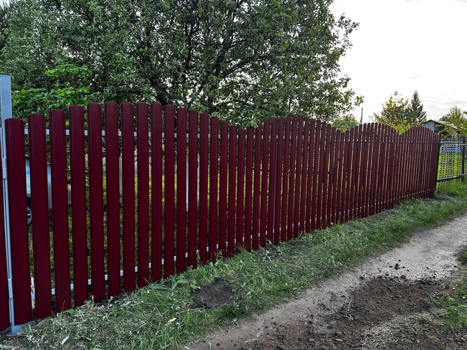 Забор из евроштакетника 28м RAL3005 Красное Вино фото 3 в Тобольске
