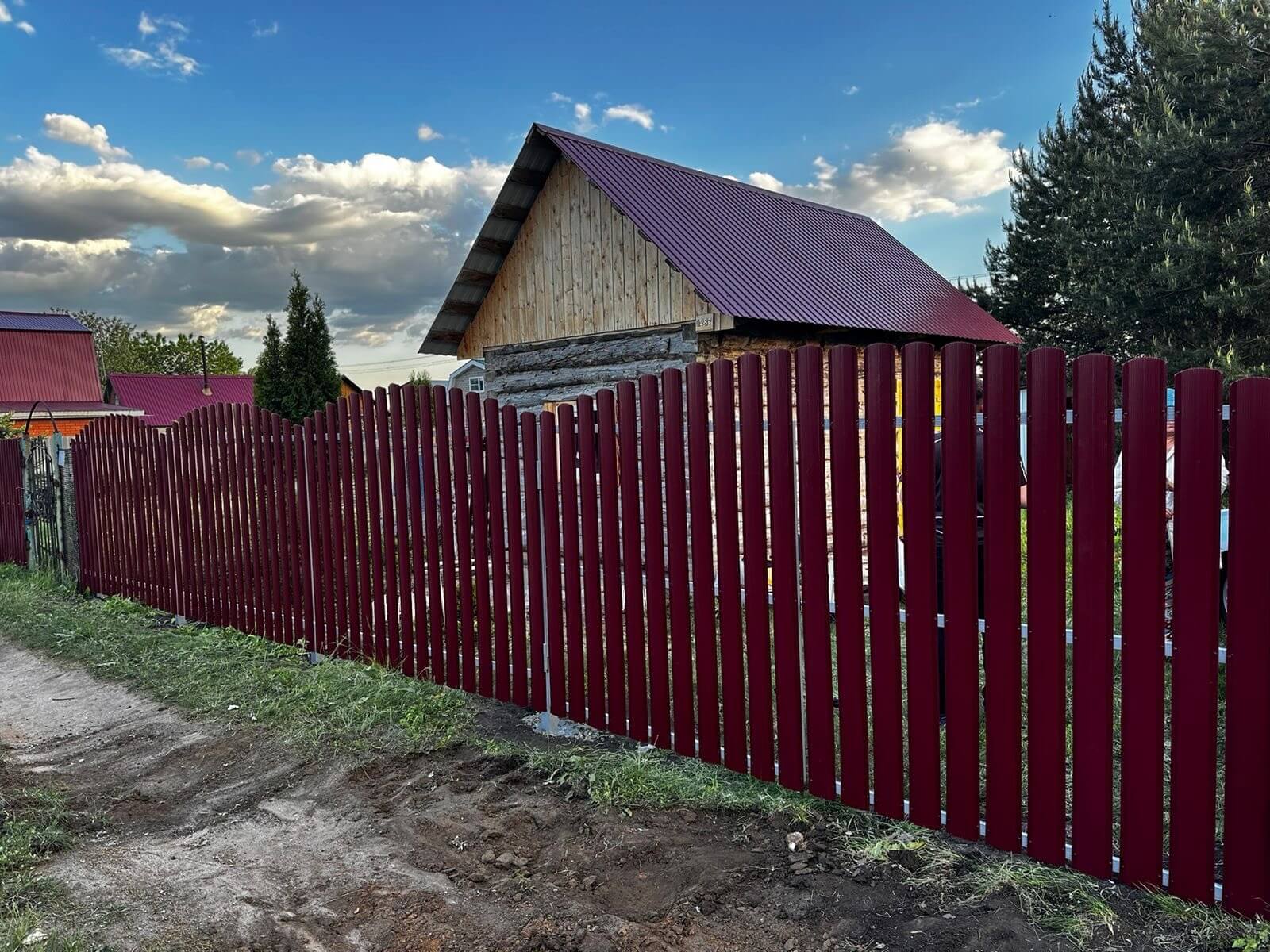 Забор из евроштакетника 28м RAL3005 Красное Вино фото 2 в Тобольске
