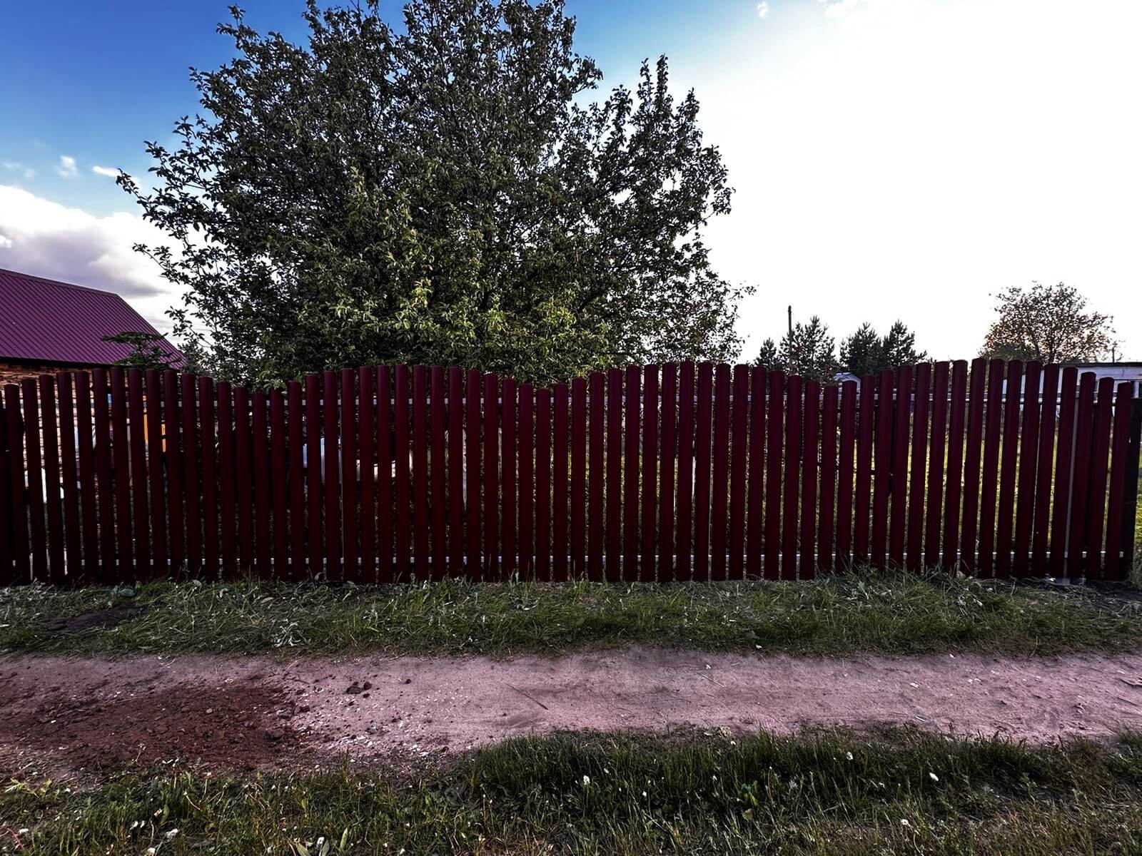 Забор из евроштакетника 28м RAL3005 Красное Вино фото 1 в Тобольске