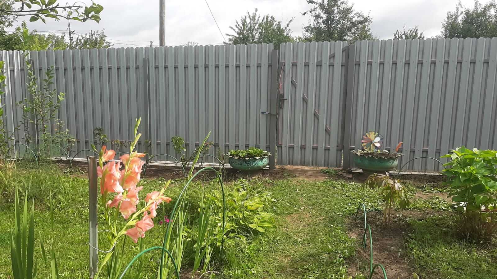Двухцветный забор из евроштакетника 44м RAL4005 Сиреневый, RAL4006 Пурпурный фото 1 в Тобольске