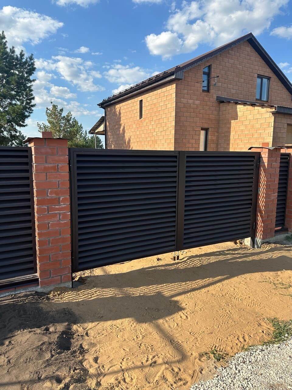 Забор-жалюзи из ламелей Еврожалюзи 38м RAL8019 Темный Шоколад МАТТЕ фото 4 в Тобольске