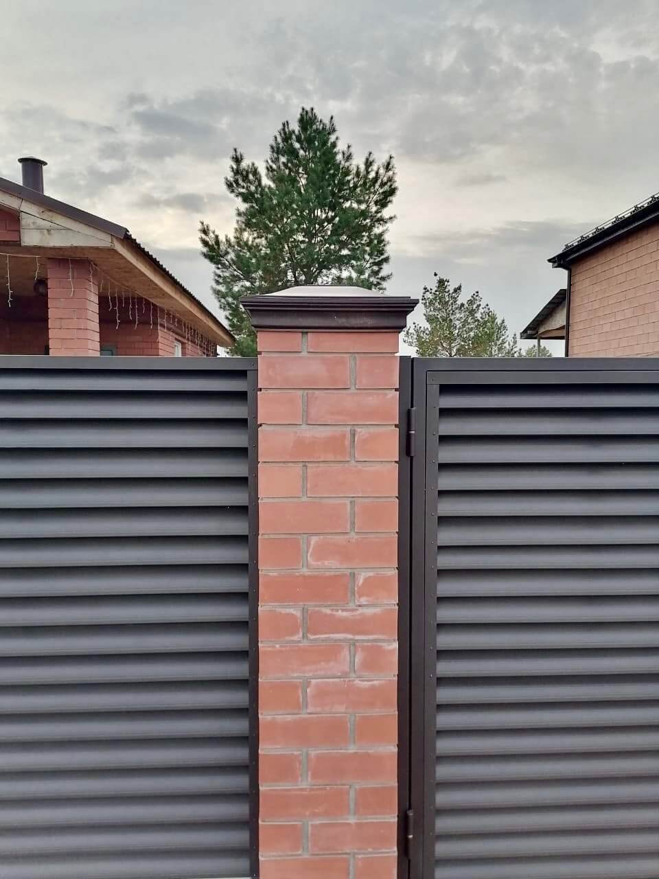 Забор-жалюзи из ламелей Еврожалюзи 38м RAL8019 Темный Шоколад МАТТЕ фото 2 в Тобольске