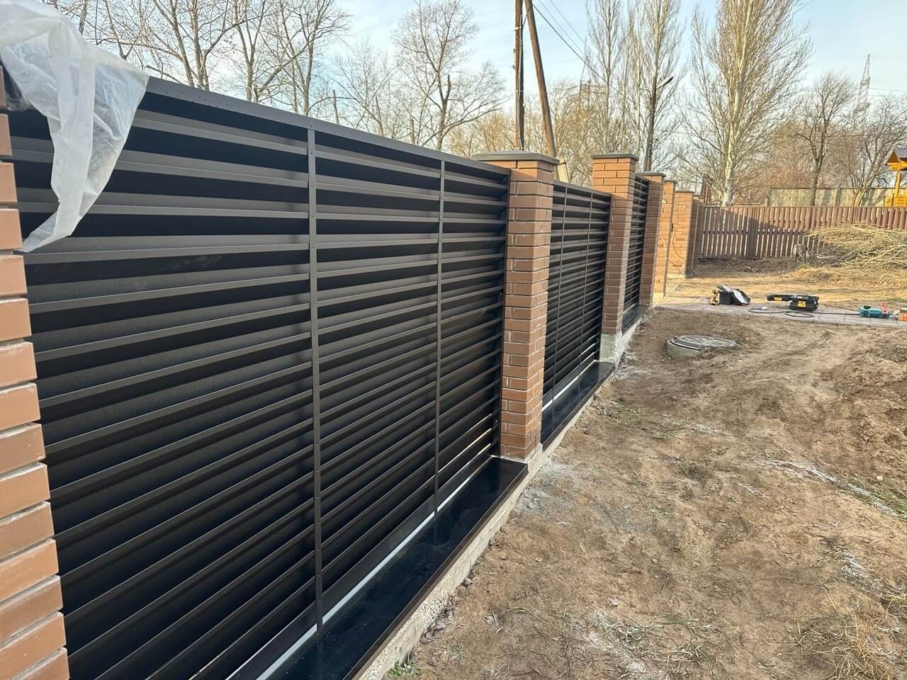 Забор-жалюзи из ламелей Хай-Тек 16м RAL9005/9005 Черный двусторонний МАТТЕ фото 1 в Тобольске