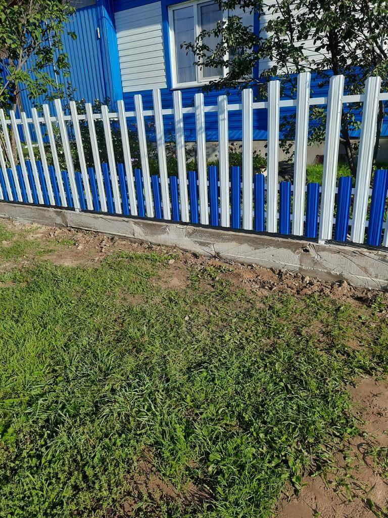 Забор из евроштакетника 14м RAL9003 Белый, RAL5005 Синий Сигнал фото 1 в Тобольске
