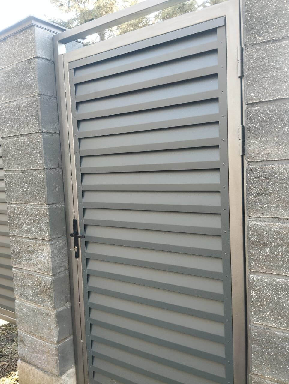 Откатные ворота с калиткой из ламелей Реснички RAL7024/7024 Серый Графит двусторонний МАТТЕ фото 2 в Тобольске