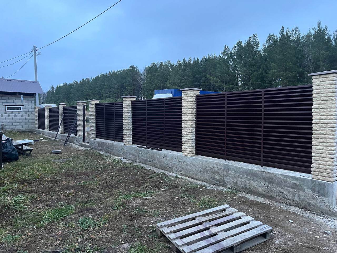 Забор-жалюзи из ламелей ЭКО-Z 18м RAL8017/8017 Шоколад двусторонний фото 3 в Тобольске