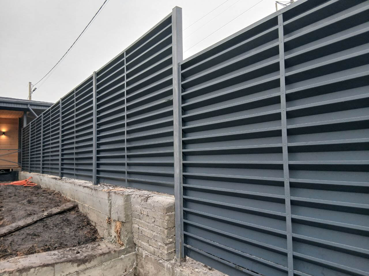 Забор-жалюзи из ламелей Хай-Тек 37м RAL7024/7024 Серый Графит двусторонний МАТТЕ фото 6 в Тобольске