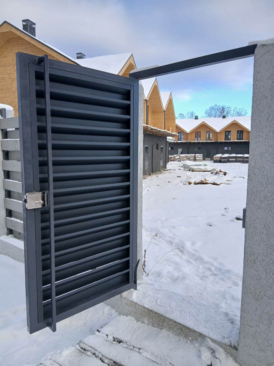 Входная группа из ламелей Хай-Тек RAL7024/7024 Серый Графит двусторонний МАТТЕ фото 21 в Тобольске