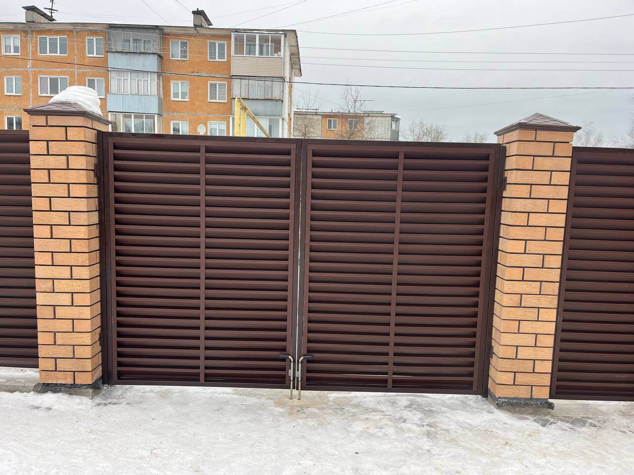 Забор-жалюзи из ламелей ЭКО-Z 87м RAL8017/8017 Шоколад двусторонний МАТТЕ фото 9 в Тобольске