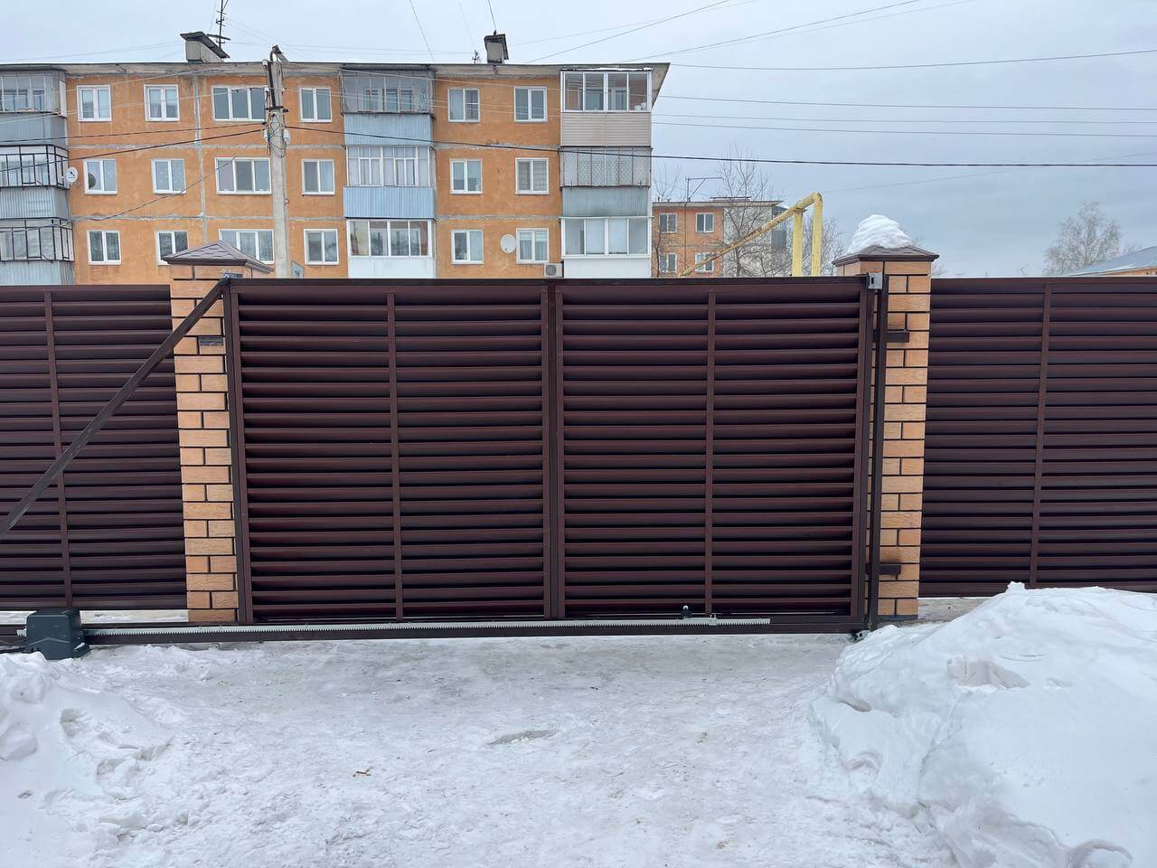Забор-жалюзи из ламелей ЭКО-Z 87м RAL8017/8017 Шоколад двусторонний МАТТЕ фото 10 в Тобольске