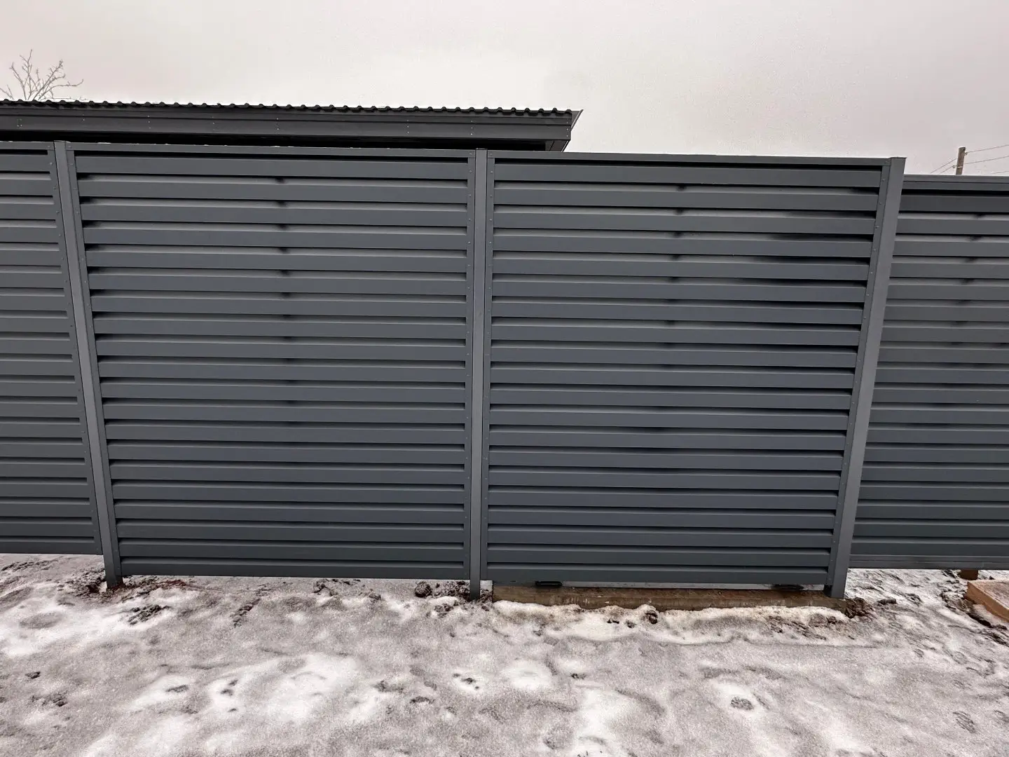Забор-жалюзи из ламелей Хай-Тек 20м RAL7024/7024 Серый Графит двусторонний МАТТЕ фото 2 в Тобольске
