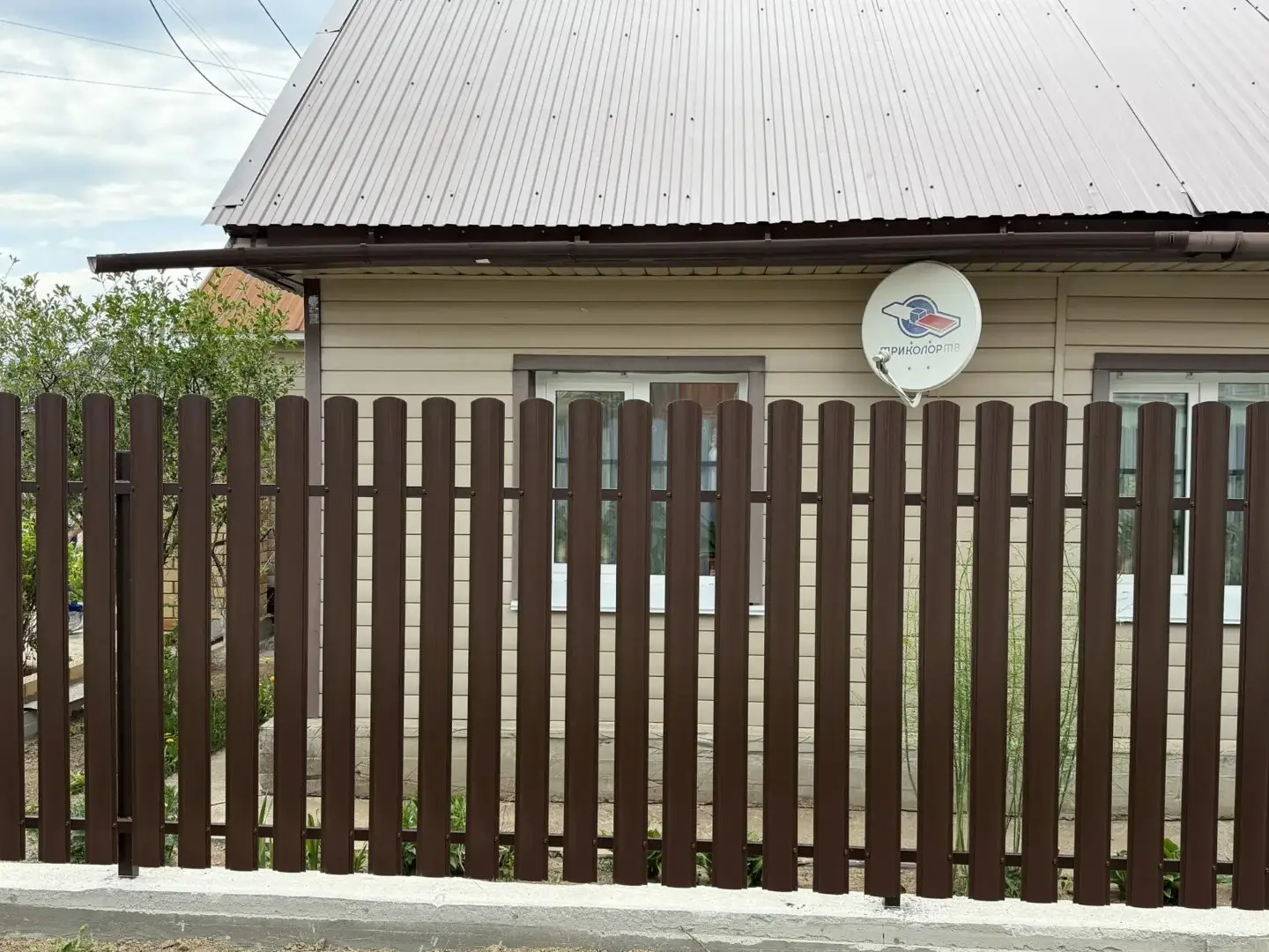Комбинированный забор из ламелей ЭКО-Z-US и евроштакетника 18м RAL8017 Шоколад МАТТЕ, Полиэстер фото 3 в Тобольске