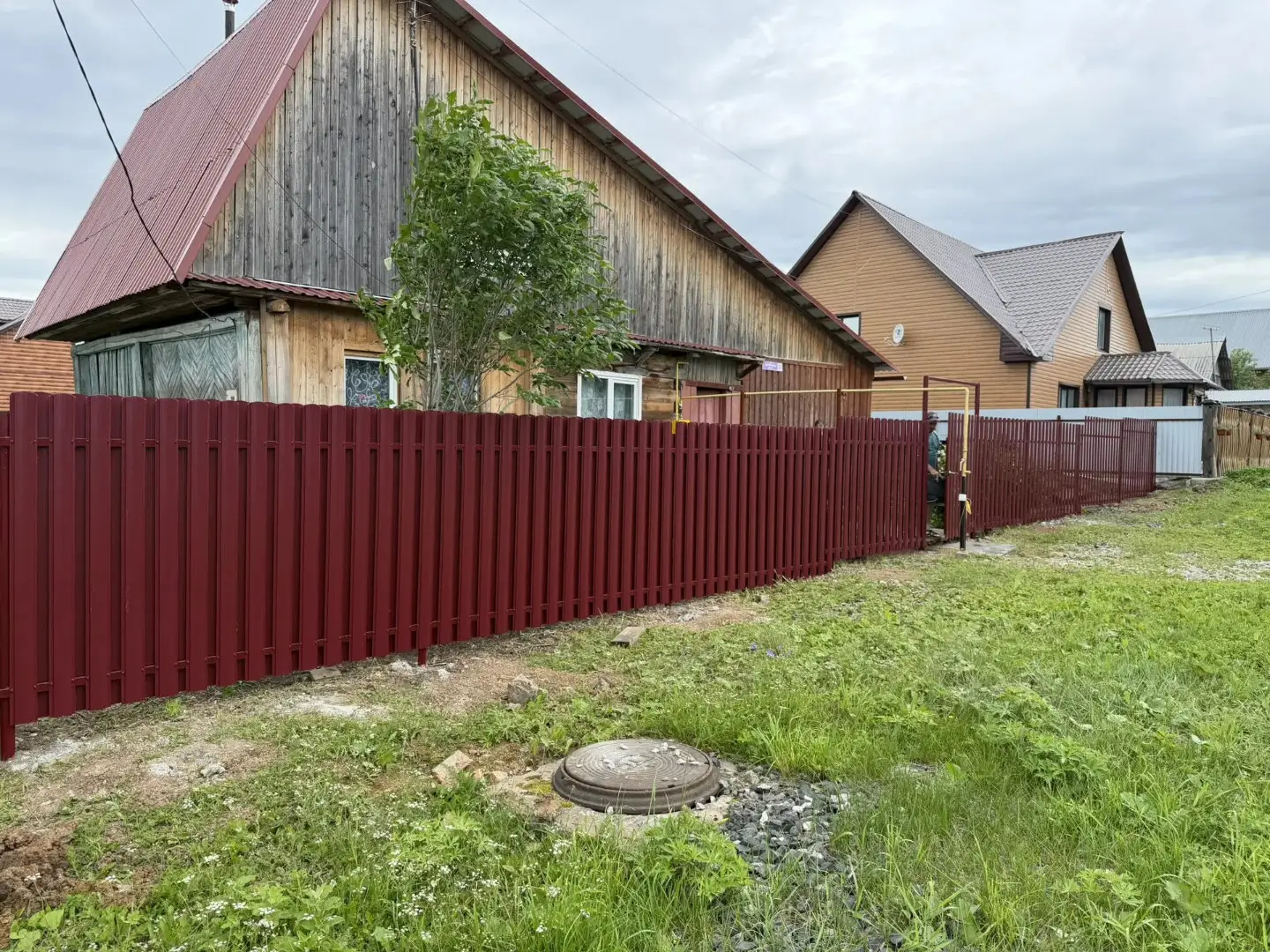 Забор из евроштакетника 24м RAL3005/3005 Красное Вино двусторонний фото 3 в Тобольске