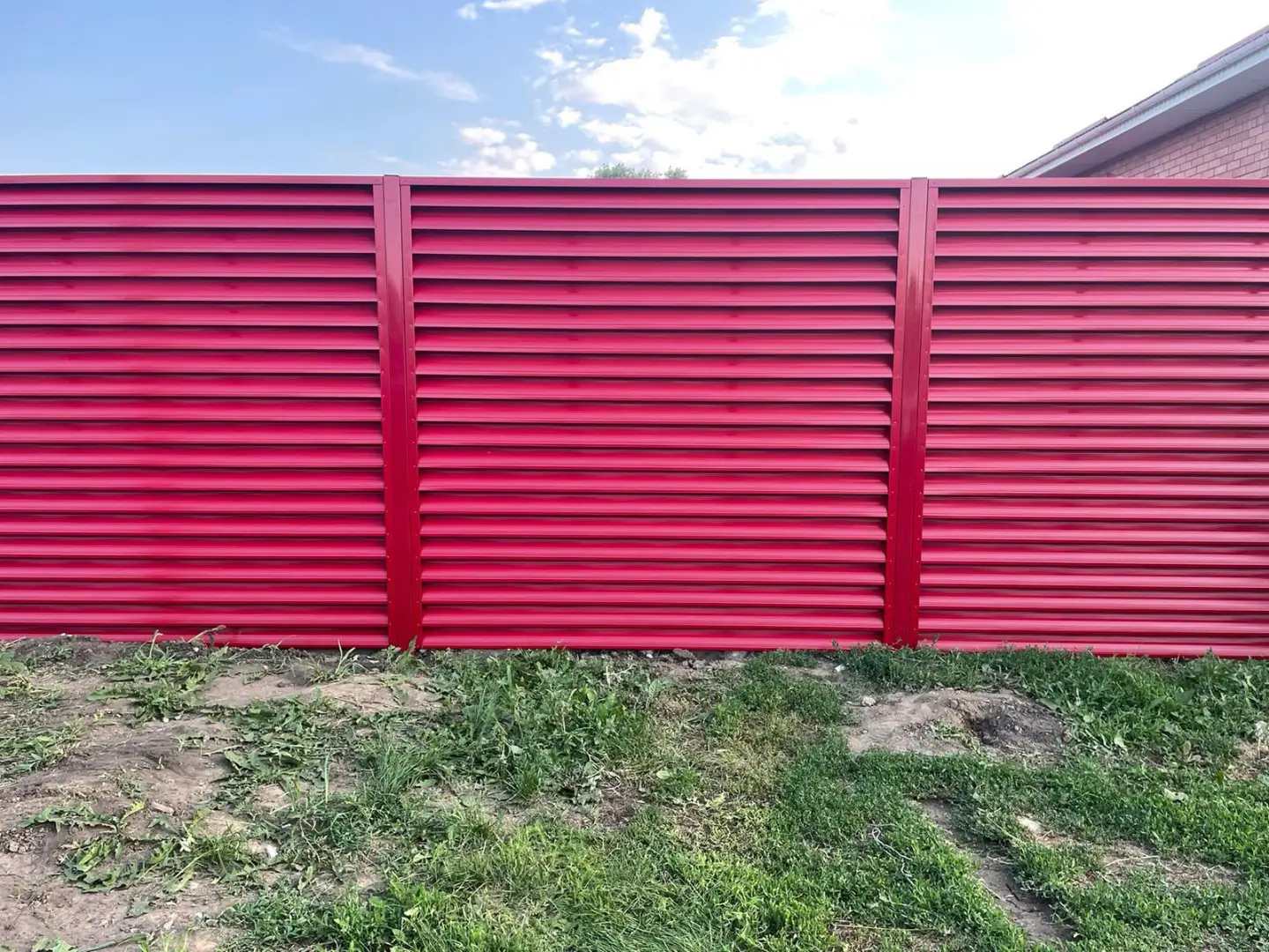 Забор-жалюзи из ламелей Еврожалюзи 24м RAL3003 Рубин в Тобольске